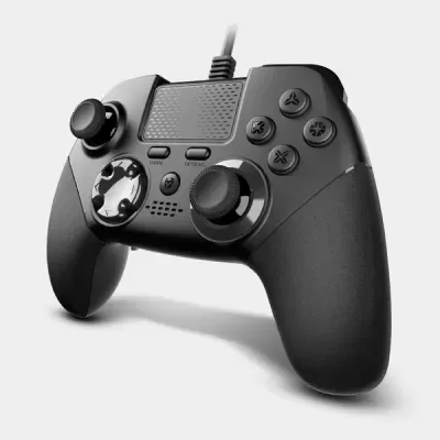 Comando de videojogo preto com botões e cabo