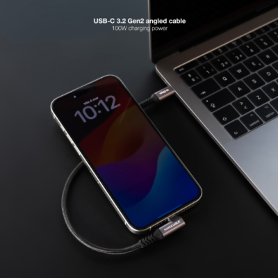 Cabo USB-C preto angular ligado a smartphone e portátil prateado