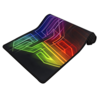 Tapete de rato com padrão geométrico colorido e bordas costuradas