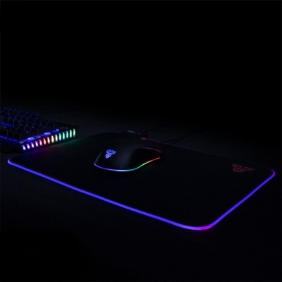 Tapete de rato preto com iluminação LED colorida e rato preto com luz branca no centro, teclado iluminado ao lado