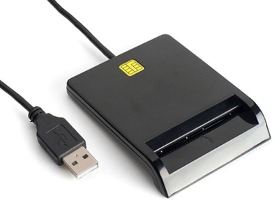 Leitor de cartões inteligentes preto com cabo USB