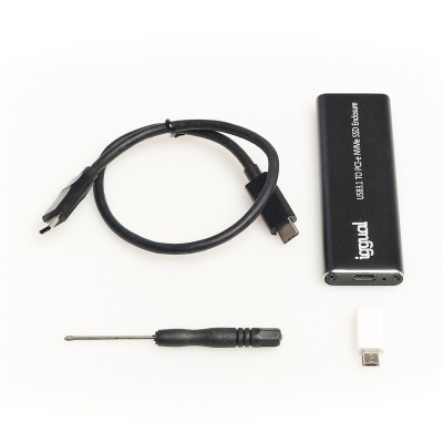 Estojo SSD preto, cabo USB, chave de fendas pequena, adaptador USB branco.