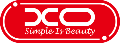 Logótipo DCO com o texto Simple Is Beauty em fundo vermelho