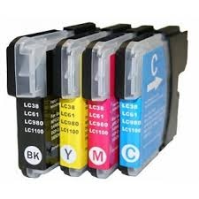 Conjunto de quatro tinteiros coloridos para impressora com etiquetas pretas.