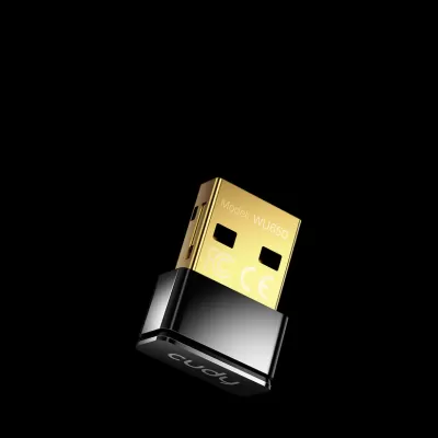 Adaptador USB preto e dourado com inscrições