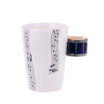 Caneca branca com pauta musical e pega azul em forma de tambor