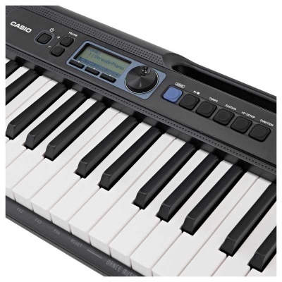 Teclado musical digital Casio preto com teclas e botões