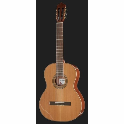 Guitarra clássica acústica de madeira clara com braço escuro e cordas visíveis