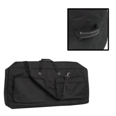 Bolsa preta retangular em tecido sintético com bolsos frontais e alça ajustável