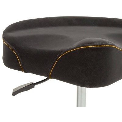 Assento de cadeira preto com costuras laranja e suporte metálico