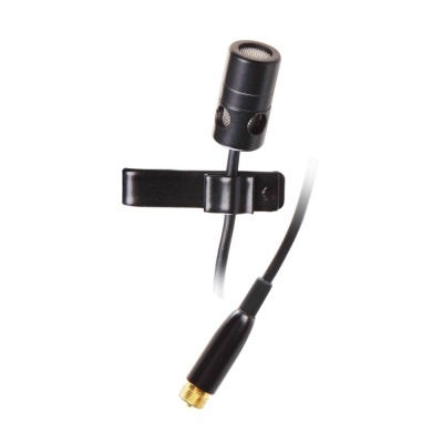 Microfone de lapela preto com grampo e cabo com conector dourado