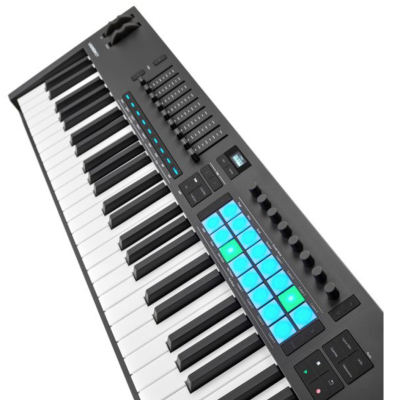Teclado MIDI preto com teclas, faders, pads iluminados e botões