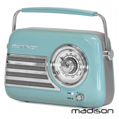 Rádio portátil retro madison azul claro com detalhes cromados e alça metálica.