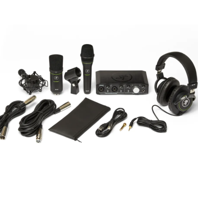 Conjunto de equipamentos áudio incluindo microfones, interface de áudio, auscultadores e cabos