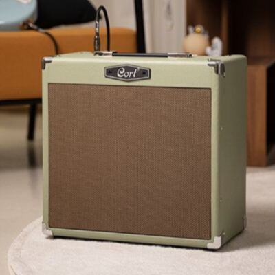 Amplificador de guitarra Cort verde claro com frente em tecido marrom e proteções metálicas