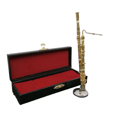 Miniatura de saxofone dourado com caixa preta aberta e interior vermelho
