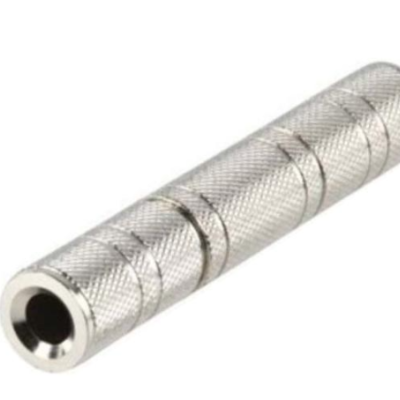 Conector de áudio metálico prateado com textura malhada