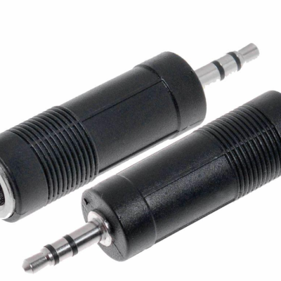 Adaptadores de áudio pretos com conectores 3,5 mm