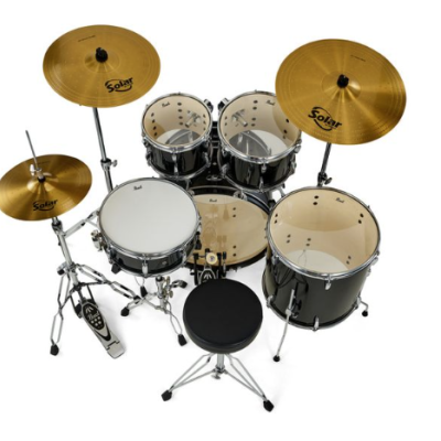 Bateria preta com pratos dourados e banco redondo preto