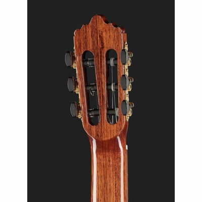 Cabeça e braço de guitarra clássica em madeira castanha com cravelhas pretas e douradas