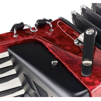 Parte superior e lateral de acordeão vermelho marmoreado com teclas e fole preto