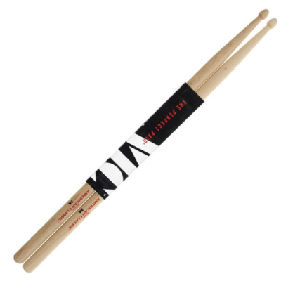 Par de baquetas de madeira clara para bateria com rótulo preto e branco