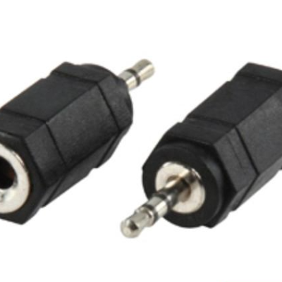 Adaptadores de áudio preto com ponta metálica prateada