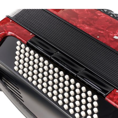 Acordeão vermelho com botões brancos e detalhes em preto