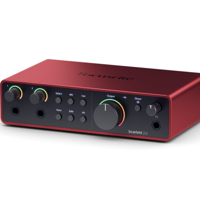 Interface de áudio Focusrite Scarlett 2i2 vermelha com botões e entradas