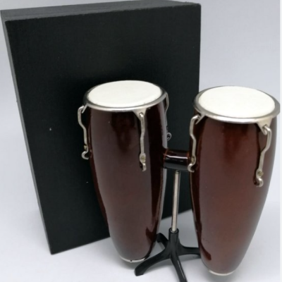 Conjunto de bongôs em madeira com suporte preto e caixa preta