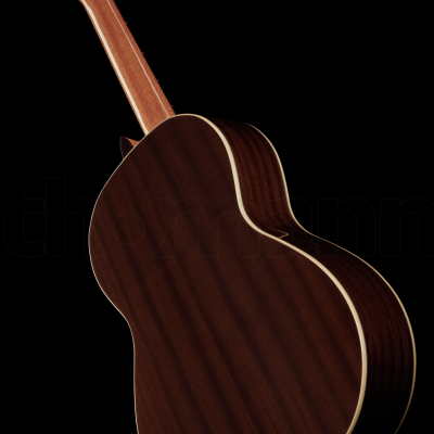 Guitarra clássica de madeira castanho escuro vista de trás