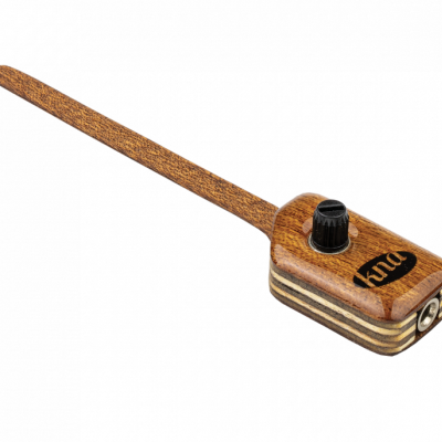 Dispositivo eléctrico com alça longa e corpo em madeira polida com botão e logo kna.