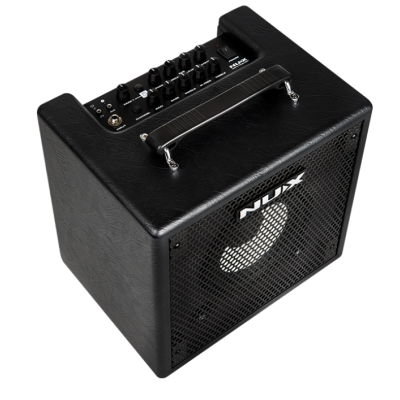 Amplificador de guitarra preto com botões e grelha metálica