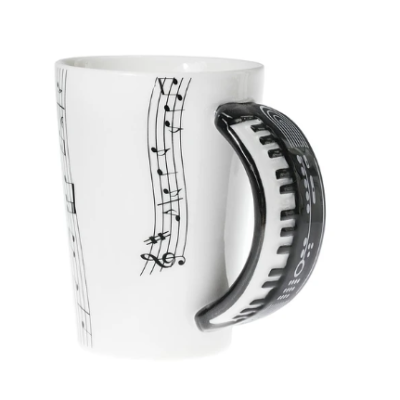 Caneca branca com pauta musical e asa em forma de teclado de piano