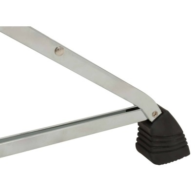 Base metálica cromada com apoio em borracha preta para equipamento