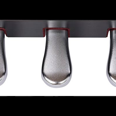 Três pedais metálicos cromados de piano em suporte de madeira castanha