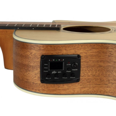 Guitarra acústica com equalizador digital preto integrada no corpo em madeira clara