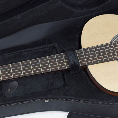 Guitarra clássica dentro de estojo preto acolchoado