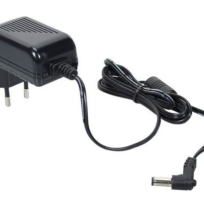 Transformador de energia preto com ficha europeia e cabo fino com conector angular