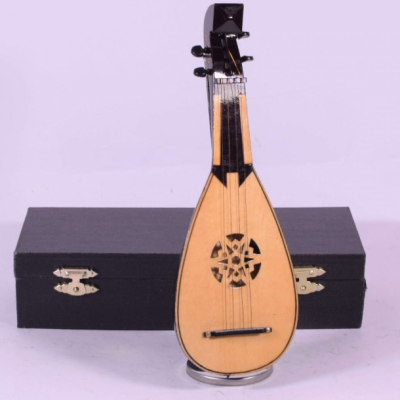 Alaúde de madeira claro com detalhes em madeira escura e caixa preta ao fundo