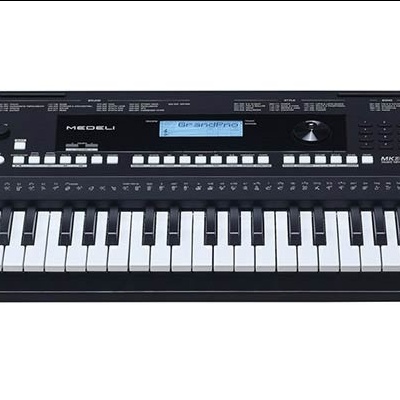 Teclado musical eletrônico preto com 61 teclas