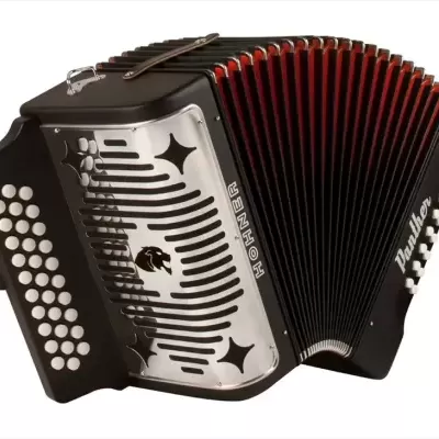 acordeão preto com botões brancos e detalhes metálicos com texto HOHNER e Danubio