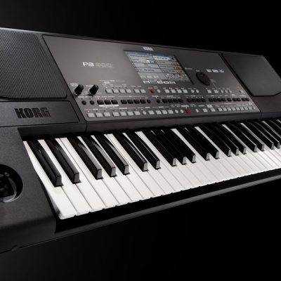 Teclado musical digital Korg preto com 61 teclas e ecrã LCD colorido