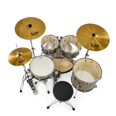 Conjunto de bateria musical com vários tambores e címbalos.