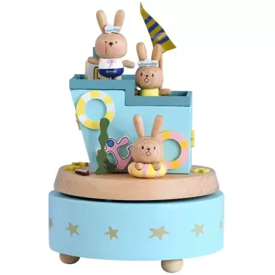 Caixa de música azul com coelhos em barco de madeira e decoração náutica