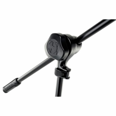 Suporte ajustável preto para microfone em fundo branco