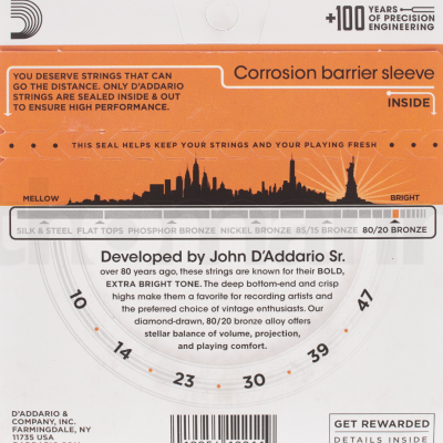 Embalagem de cordas de guitarra DAddario com informações técnicas e escala de afinação.
