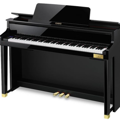 Piano digital preto CASIO com três pedais dourados e teclado branco e preto