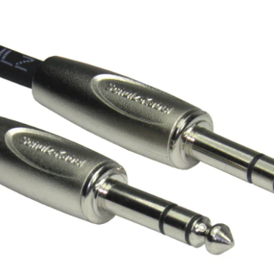 Cabo de áudio com pontas jack metálicas prateadas e isolamento preto