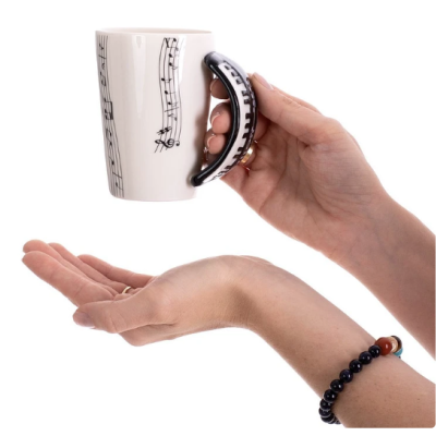 Caneca branca com pauta musical e pega em forma de teclado de piano